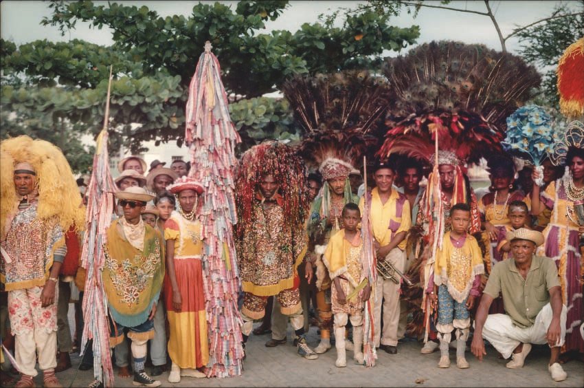 Caboclos de lança Tuchau, entre eles, Seu Bubu (no centro), do Maracatu Rural Estrela da Tarde, Recife, 1964. Foto: Katarina Real/ Acervo Fundação Joaquim Nabuco/MEC