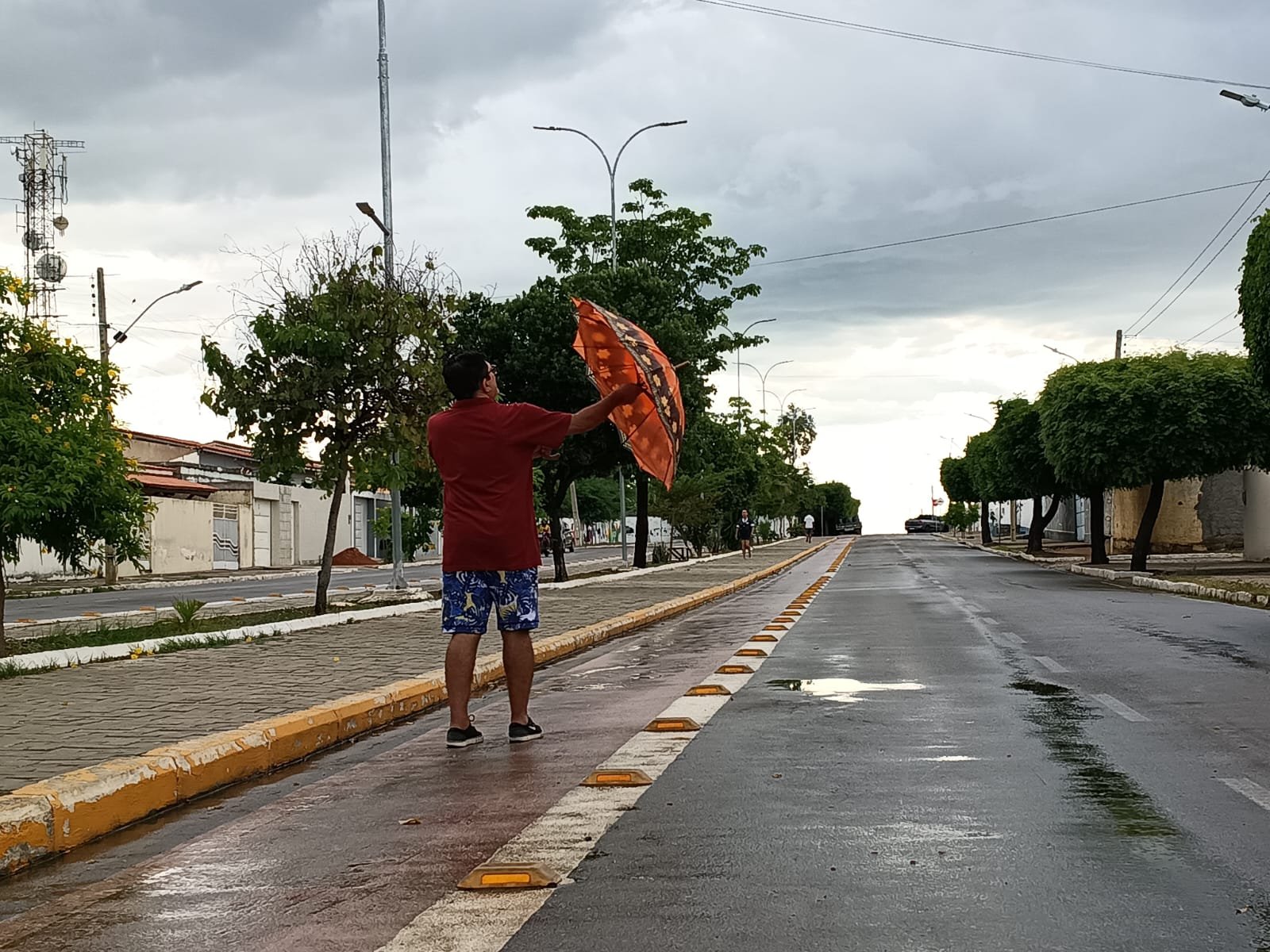 Cícero Belmar caminhando na chuva