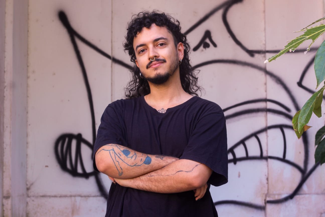 Lucas Santana de braços cruzados